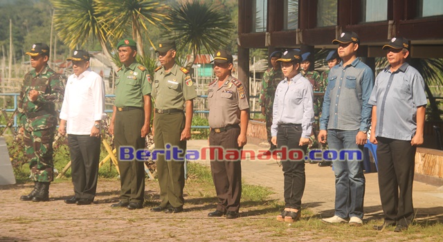 Bupati Minahasa Drs Jantje W  Sajow MSi (kedua dari kiri) Saat Mengikuti Upacara Penutupan Latihan Survival Tempur Wanatirta Yudha TNI AU Kemarin