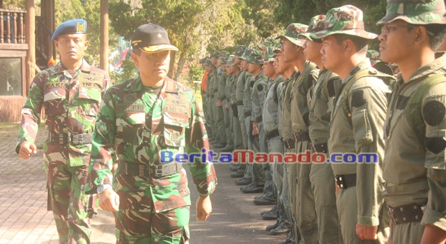 Kaskoops AU II Marsekal Muda Donny Ermawan Saat Melakukan Pemeriksaan Pasukan