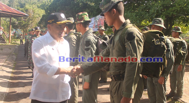 Bupati Minahasa Drs Jantje Wowilinga Sajow MSi Memberi Selamat Kepada Salah Satu Peserta Latihan Survival Tempur Wanatirta Yudha TNI AU