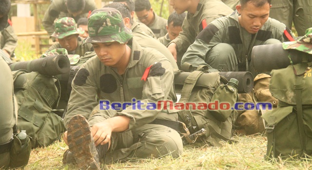 Para Pilot Tempur TNI AU Saat Beristirahat di Desa Kiawa Dua Timur