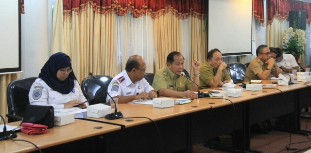 Walikota ketika mengikuti presentasi pembangunan kalur KA Manado-Bitung