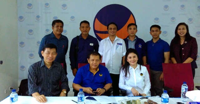 Vicktorr Mailangkay (ujung kiri depan) bersama pimpinan Nasdem Sulut dan DPD Kota Manado