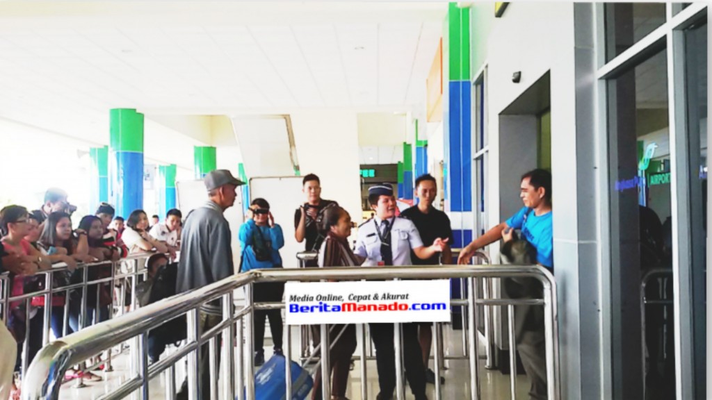 Charlos Barahama, Sopitje Salemburung dan Sam Barahama bersiap berangkat ke Jakarta dari Bandara Sam Ratulangi