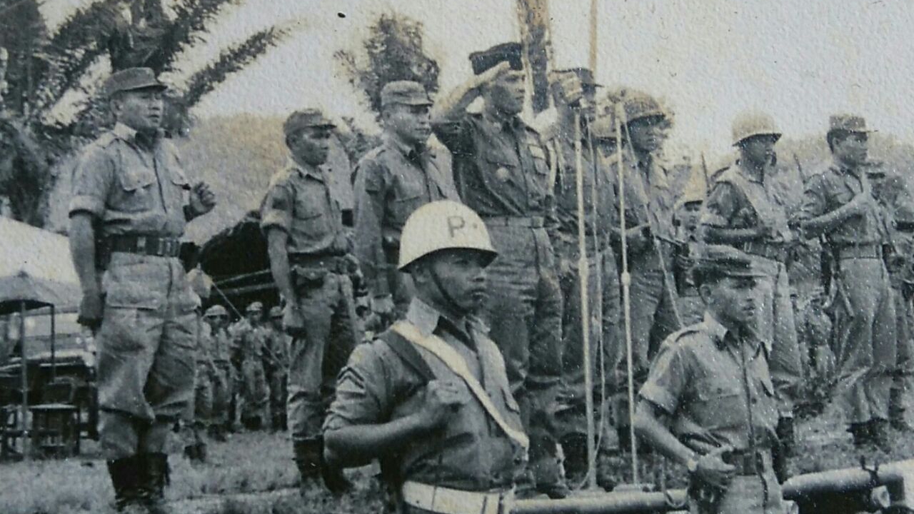 Jend. AH. Nasution memberi hormat saat Upacara Penerimaan Pasukan Pesmesta, tampak disamping kanan Tokoh Besar Permesta, DJ Somba.