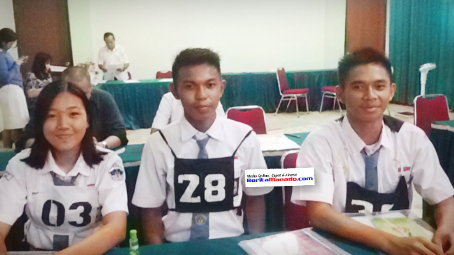 Lorens Akib (tengah)