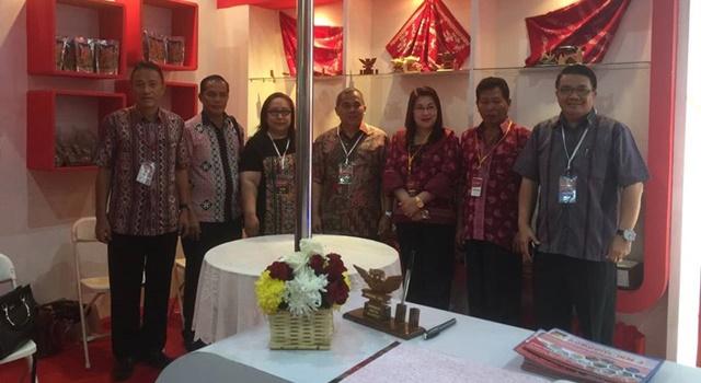 Bupati Minahasa Drs Jantje Wowiling Sajow (tengah) Bersama Perwakilan Jajaran Pemkab Minahasa di Stand Pameran