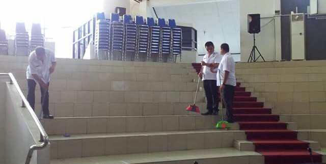 Sejumlah PNS Sekretariat DPRD Kota Bitung menyapu ruangan paripurna