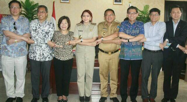 Kebersamaan Bupati Vonnie Panambunan dan Wabup Joppi Lengkong bersama sejumlah Dubes ASEAN.