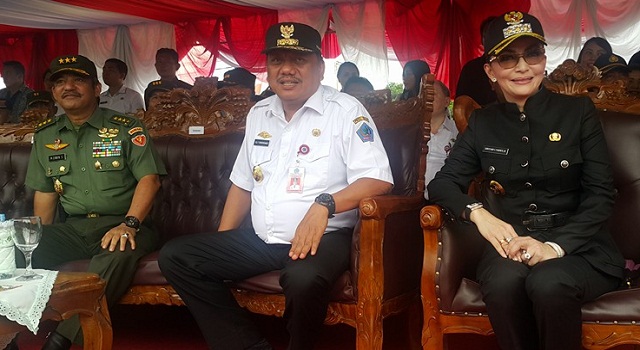 Tetty Paruntu bersama Wakasad Letjen TNI M Erwin Syafitri dan Gubernur Sulut Olly Dondokambey