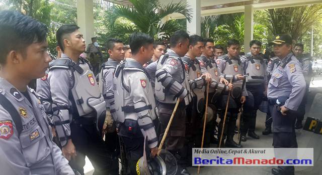 Aparat Kepolisian telah bersiap di Pendopo Kantor DPRD Kota Manado