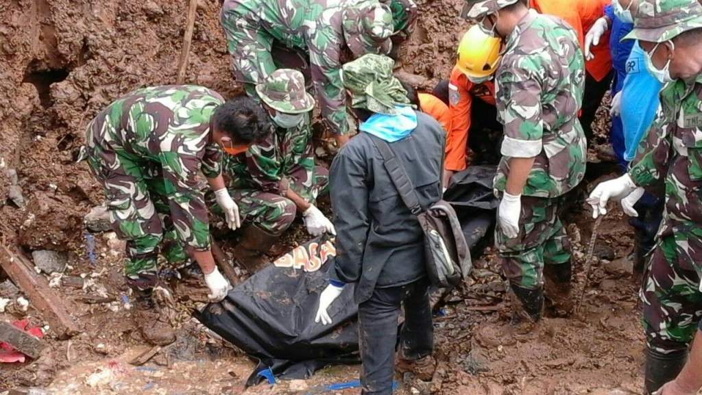 Evakuasi salah satu jenazah yang tertimbun longsor di Sangihe