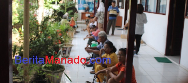 Sejumlah lansia terlihat menunggu bantuan dari Dinsos Manado