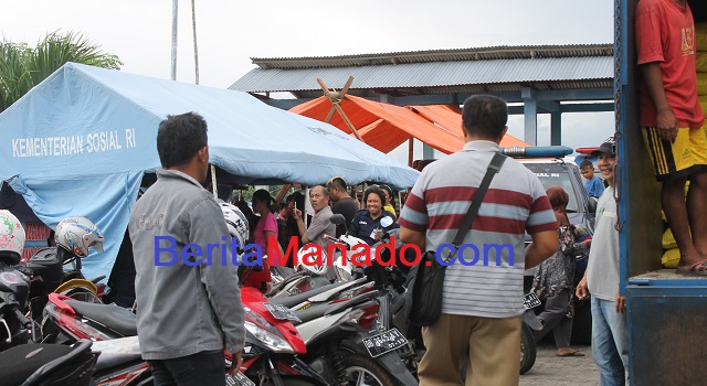 Penyaluran bantuan lansia di halaman kantor Dinsos Manado