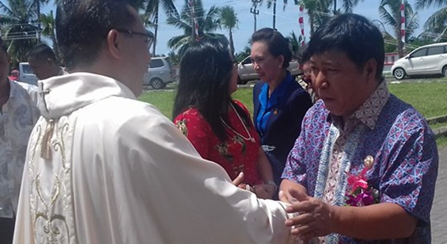 Bupati Minahasa Tenggara James Sumendap SH saat tiba di lokasi acara Pertemuan Umat Katolik St. Lukas Ratahan