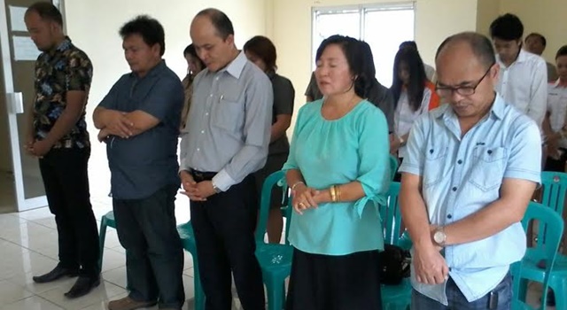 Meidy Tinangon (tengah) dan Komisioner KPU Minahasa saat pelaksanaan Ibadah Syukur
