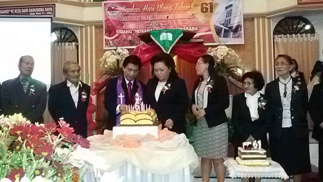 Ketua Pimpinan Majelis Sidang (PMS) Gbl Revly Bororing STh dan Ketua Badan Pimpinan Sidang (BPS) Pnt Jouna Oroh SH MH sedang memasang lilin kue ulang tahun didampingi para majelis dan gembala