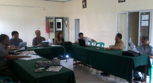 Meidy Tinangon (ketiga dari kiri) saat memimpin Rapat Pleno Penetapan Anggaran Pilkada Minahasa 2018