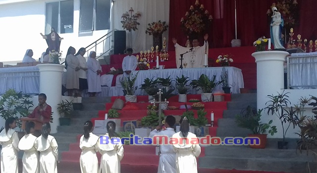 Perayaan Ekaristi dilaksanakan di kompleks Kantor Bupati Minahasa Tenggara dan dipimpin oleh Pastor Leksi Nangoy Pr
