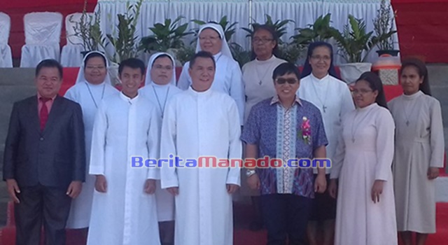 Bupti Mitra James Sumendap foto bersama Pastor Paroki St. Lukas Ratahan Leksi Nangoy Pr (tengah) dan para biarawan-biarawati