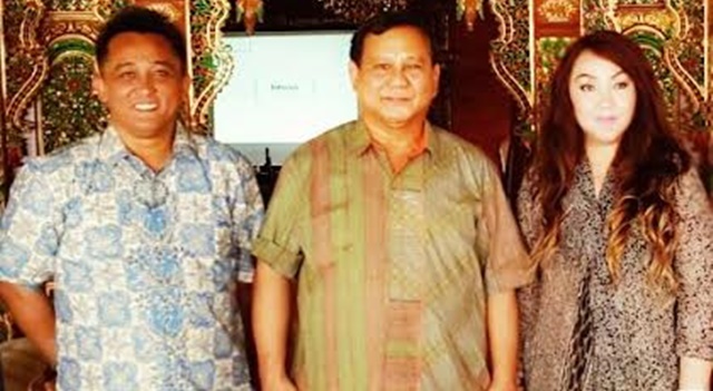 Prabowo Subianto (tengah) bersama Dirut PT GMAL Pieter Tangka dan Komisaris Agustine Ngodiman