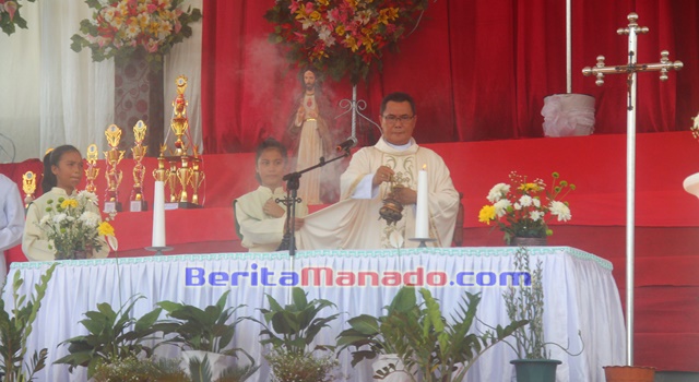 Perayaan Ekaristi yang dipimpin Pastor Paroki St. Lukas Ratahan Leksi Nangoy Pr