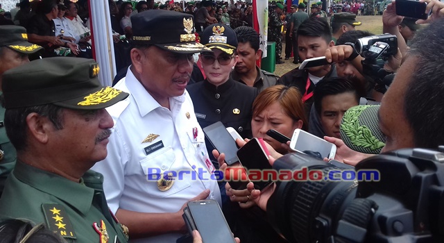 Usai Upacara Penutupan TMMD 2016 di Lapangan Pondang Amurang, Gubernur Sulawesi Utara diwawancarai sejumlah wartawan