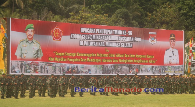 Barisan prajurit TNI Angkatan Darat saat Upacara Penutupan TNI MAnunggal Membangun Desa (TMMD) Tahun 2016