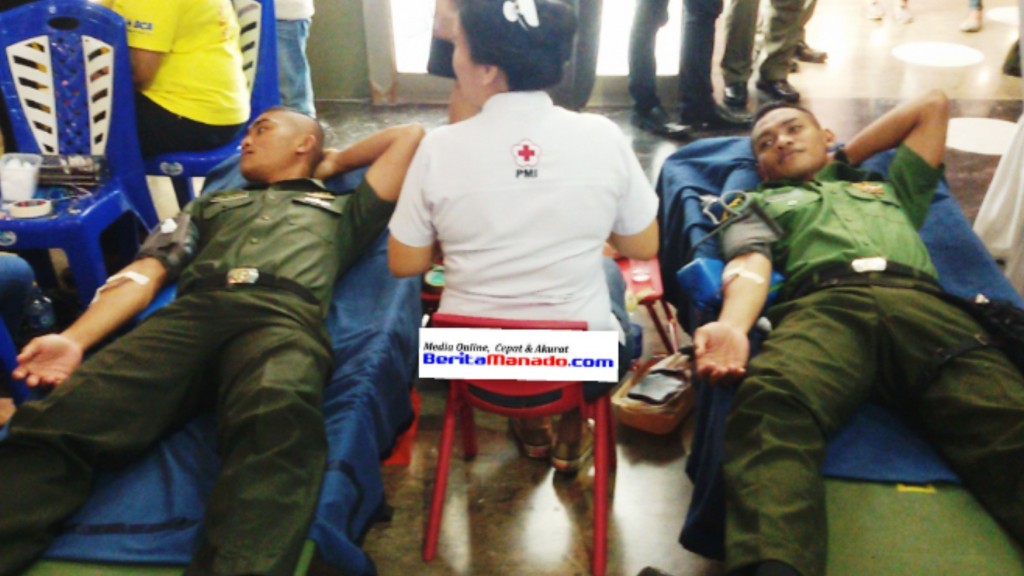 Dua prajurit Yonif 712/Wiratama sedang mendonorkan darah