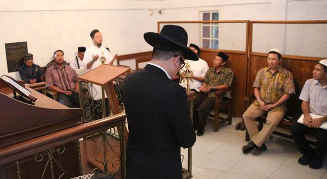 Umat Muslim Minahasa Buka Puasa Bersama di Sinagogue Yahudi