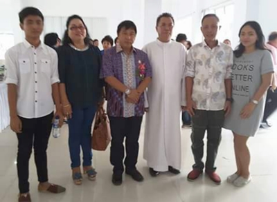 Bupati Bersama Pastor Paroki Gereja Katolik Santo Lukas Ratahan Lexsi Nangoy Pr