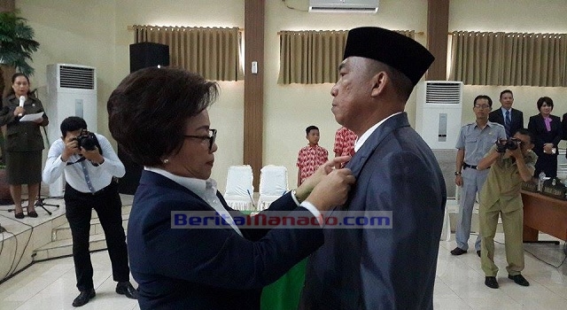 Ketua DPRD Kota Manado memasangkan pin keanggotaan kepada Yonas Ronny Makawata