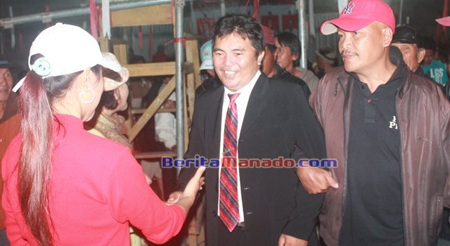 Audy Wungkar sesaat sebelum meninggalkan Balai Desa Wolaang tempat penyelenggaraan Pilhut