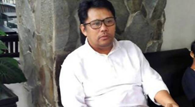 Manado -- Hari ini, Kamis 24 Mey 2018, bertempat di hotel Borobudur Jakarta, Ketua KPU RI Arief Budiman melantik personil KPU tingkat Provinsi untuk periode 2018-2023. Dari 16 KPU tingkat Provinsi yang dilantik, salah satunya KPU Provinsi Sulut. Lima Komisioner KPU Sulut yang dilantik yakni: Dr. Ardiles MR Mewoh, SIP., M.Si, Yessy Y. Momongan, S.Th., M.Si., Salman Saelangi, S.Kel.,Lanny Anggriany Ointu, SE, dan Meidy Yafeth Tinangon, S.Si., M.Si. "Atas nama Tim Seleksi KPUD Sulut saya menyampaikan selamat kepada komisioner yang baru saja dilantik di Jakarta. Saya sendiri memiliki keyakinan yang cukup bahwa insya Allah mereka dapat melaksanakan tugas dengan penuh integritas," ungkap Dr.dr.Taufiq Pasiak., M.Kes., M.Pd., salah satu anggota tim seleksi KPU Sulut, Kamis (24/05/2018). Menurutnya, kelima komisioner KPU Sulut yang baru dilantik adalah orang-orang terpilih (meski tidak selalu berarti terbaik) yang dipandang cakap menyelenggarakan Pemilu di Sulawesi Utara. "Saya tidak Sedang memberikan nasihat, karena apalah artinya saya ini. Saya sedang membawa kembali ingatan kalian pada janji luhur, karena di tangan kalianlah Pemilu yang sesungguhnya akan berlangsung dengan sebaik-baiknya. Demokrasi, dimana rakyat betul betul berdaulat, akan lahir dari para pemimpin, dimana pikiran, emosi dan tangan kalian akan turut campur," pungkas Taufik Pasiak.