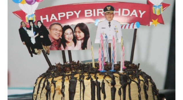 Salah satu kue ulang tahun Wabup Joppi Lengkong, spesial dengan foto keluarga.