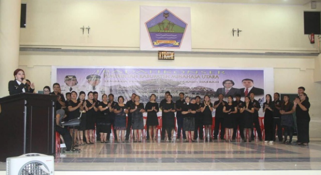 Bupati Vonnie Anneke Panambunan melepas kontingen LPPD Choir