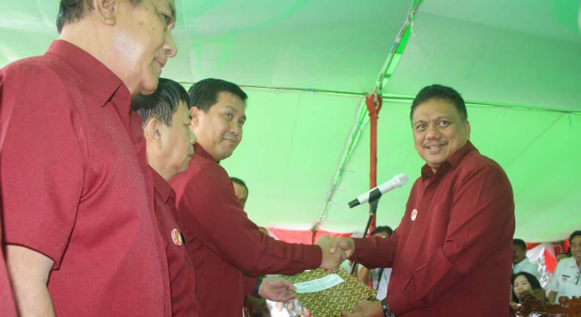 Gubernur Sulut Olly Dondokambey melantik Steven Kandouw sebagai Ketua Lansia Sulut.