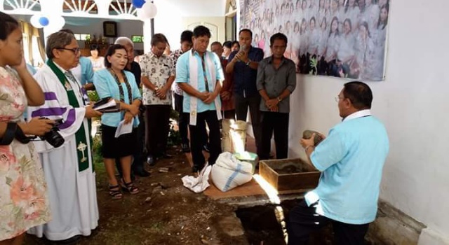 Wabup Ir Joppi Lengkong meletakkan batu pertama pembangunan gereja.