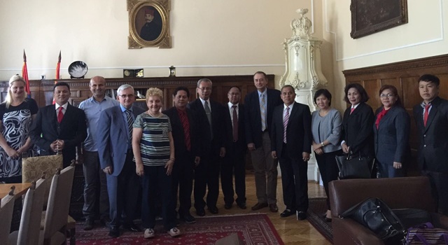 Jantje Wowiling Sajow dan rombongan bersama jajaran Rektorat University og Belgrade