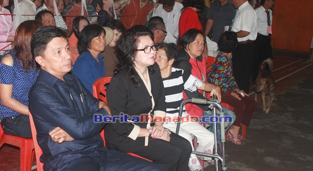 Denny Kalangi dan Ivonne Andries saat berada di Balai Desa wolaang