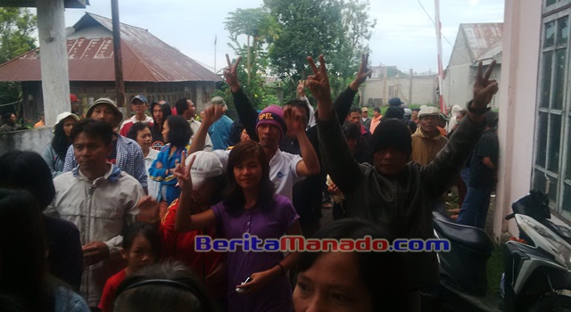 Para Pendukung Calon Huku Tua Desa Wolaang Nomor Urut 2 Audy Wungkar