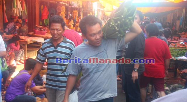 Jemmy Mongkol saat berada di Pasar Langowan