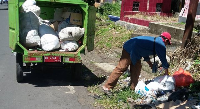 Sampah di kompleks pekuburan Kecamatan TOndano Barat