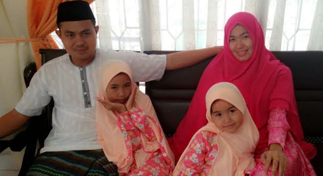 Lady (busana muslim merah muda) bersama suami dan anak-anak