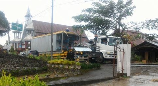 Kendaraan berat milik PT PGE yang selalu melintas di jalan raya Tompaso