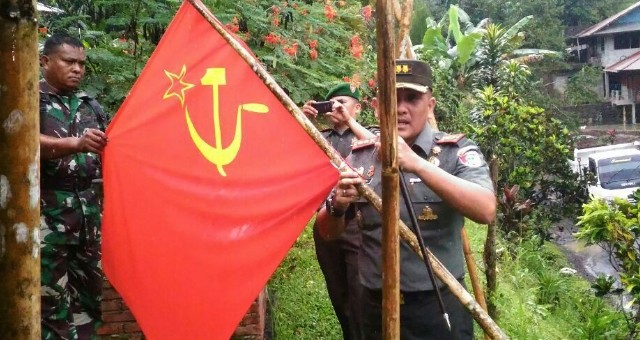 Dandim 1309/Manado Letkol Arm Toar Pioh saat menurunkan bendera PKI