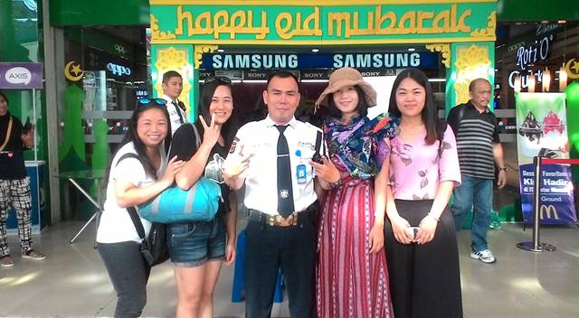 Turis Tiongkok berfoto bersama Security itCenter Manado