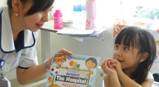Soam Hospital membagikan buku Arround The Hospital untuk memberi kenyamanan kepada pasien anak