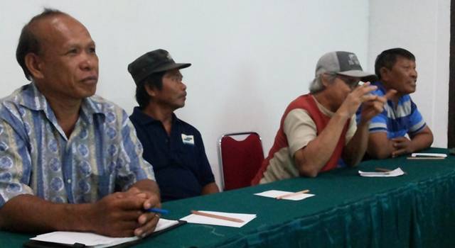 ANTUSIAS - Peserta antusias mengikuti pelatihan. Seorang peserta bertanya kepada narasumber terkait rumah tahan gempa dalam Pelatihan Tukang di Hotel Sahid Teling, Rabu (10/08/2016).