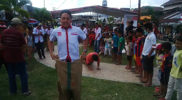 Derien Saerang (baju putih) turut mengikuti Lomba Lari Karung dan berhasil keluar sebagai pemenang