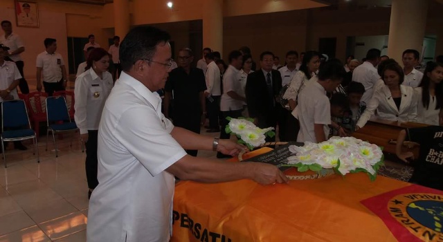 Wabup Ir Joppi Lengkong meletakan karangan bunga ke peti jenazah.